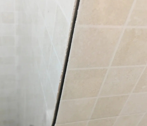 秦安瓷砖空鼓维修公司分享阳台瓷砖脱落的修复过程可以分为以下几个步骤