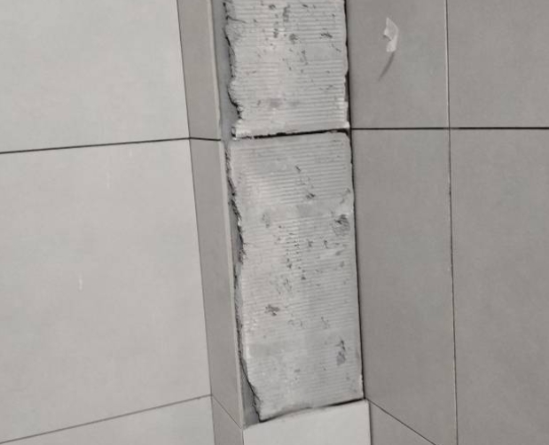 秦安瓷砖空鼓维修公司分享下瓷砖施工前基层浇水润湿程度不足，可能导致以下问题