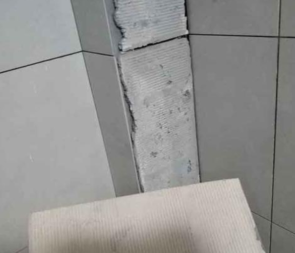 秦安瓷砖空鼓维修公司分享下厨房瓷砖脱落的补救措施。